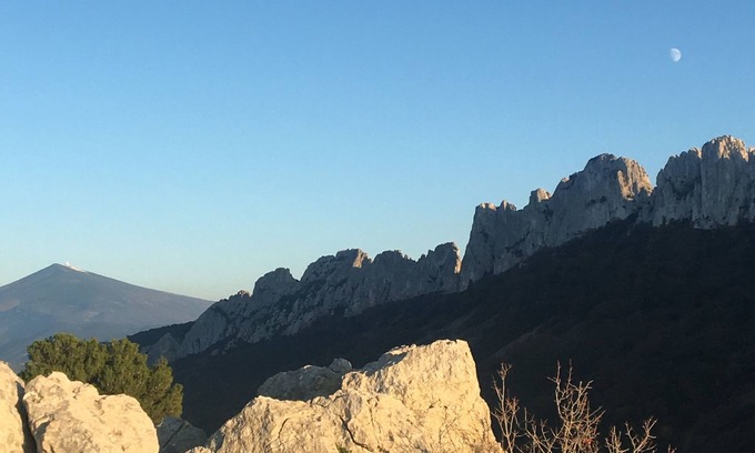 Sarrians Apartment | The studio of Arthure in Provence. Bedroom and bathroom, and kitchenette in the countryside.