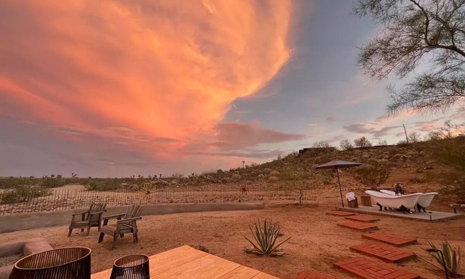 Yucca Valley House | The Sundowner Retreat with Outdoor Clawfoot Tubs