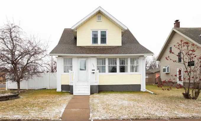 East End House | The Sunflower Home with Game Room & Hot Tub! Pet Friendly- Dogs & Cats!