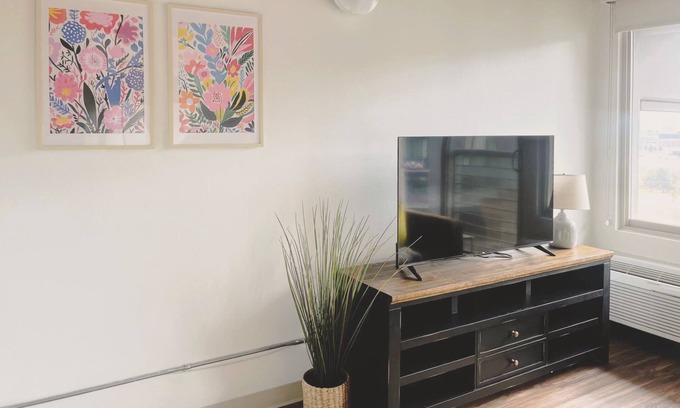 Sun Valley Apartment | The Sunny Studio With City Views