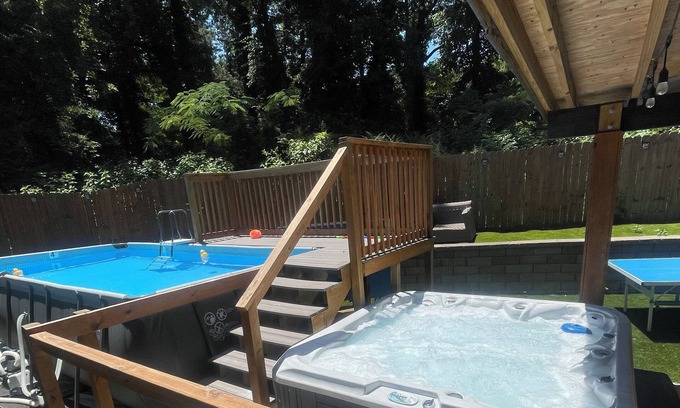 Church Street House | The Super House, 5 to Airport, Swimming Pool, Hot Tub, Pool table, mini resort!