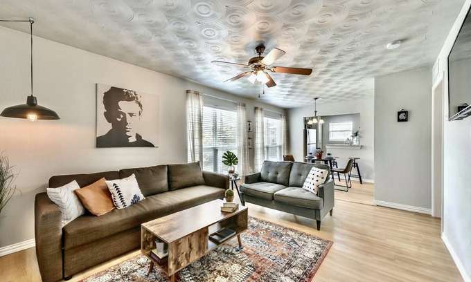 Old East Dallas Apartment | The Swank ARBORETUM TICKETS INCLUDED