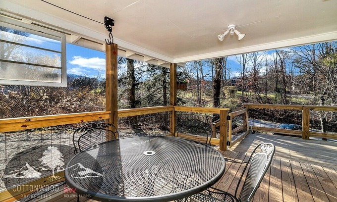 Swannanoa Cottage | The Swannanoa Suite - Cottonwood Properties