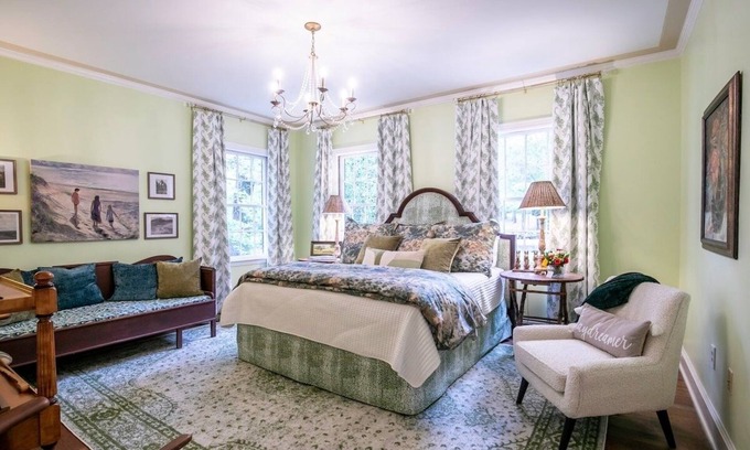 Oxford House | The Sweet Bay King Suite by Velvet Ditch Villas