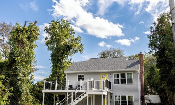 Bliss Corner Apartment | The Sweet Escape – Stylish Beach Retreat in Padanaram w/private beach access