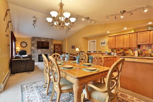 Killington House | The Tanglewood Lodge- Amazing Ski Home for Groups, Hot Tub, Close to Killington Resort! home