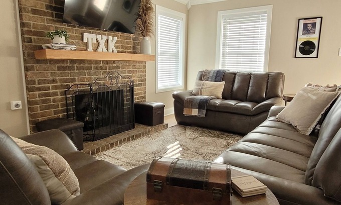 Texarkana House | The Texarkana Baby - Urban Living in Historic Neighborhood + 2-Car Garage