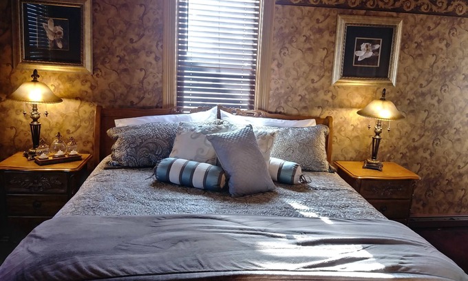 Annandale Hotel | The Thayer