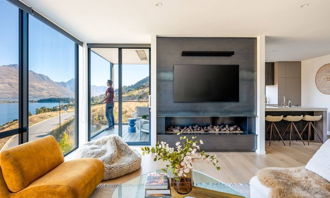 Queenstown Villa | The Tiers- Hot Tub, Free Parking, Fireplace & BBQ