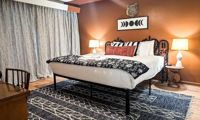 Columbia Apartment | The Tiki Suite 2BR 2BA