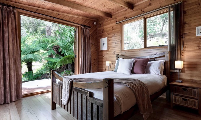 Riverside House | The Treehouse: A Mile Away & Only Minutes to town