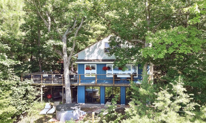 Holcomb Cottage | The Treehouse on Canandaigua Lake-5+ bdrms, Hot Tub, fireplace,large deck, games