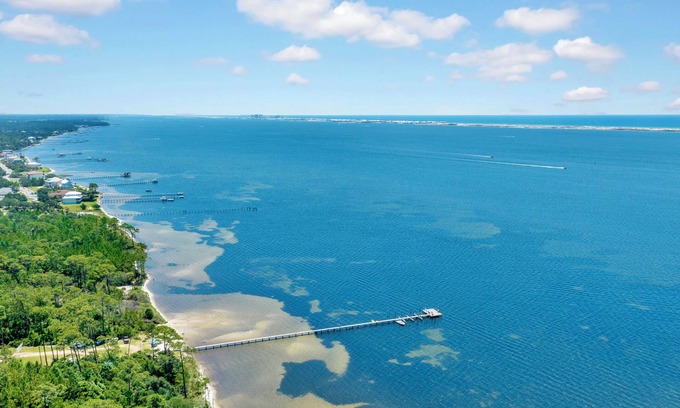 Gulf Breeze House | The Treehouse on the Sound - Bring your Boat! EV Charging!