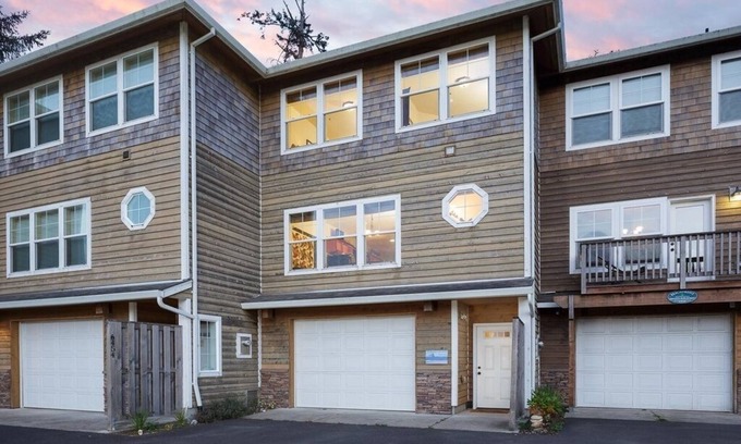 Pacific City House | The Treehouse Townhouse