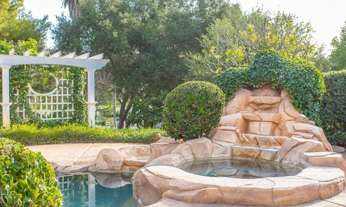 Fallbrook House | The Twin Cabs-Active Winery House