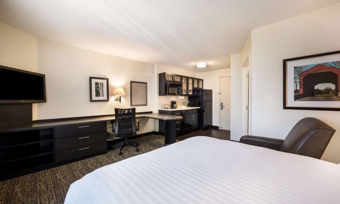 Santa Ana Resort | The Ultimate Urban Escape! Pet-friendly Property, Fully-equipped Kitchen!