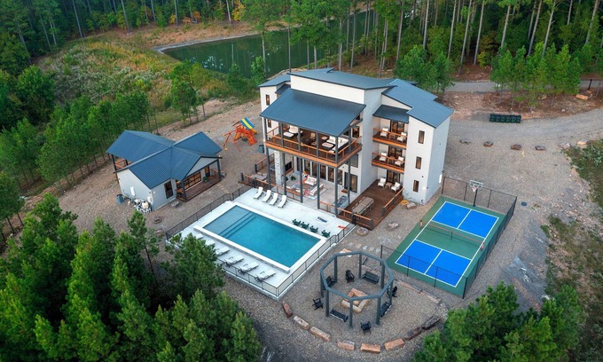 Pickens Cabin | The Unicorn – 8BR Luxury Cabin w/Pool (Free Heat in Oct) & Pickleball!