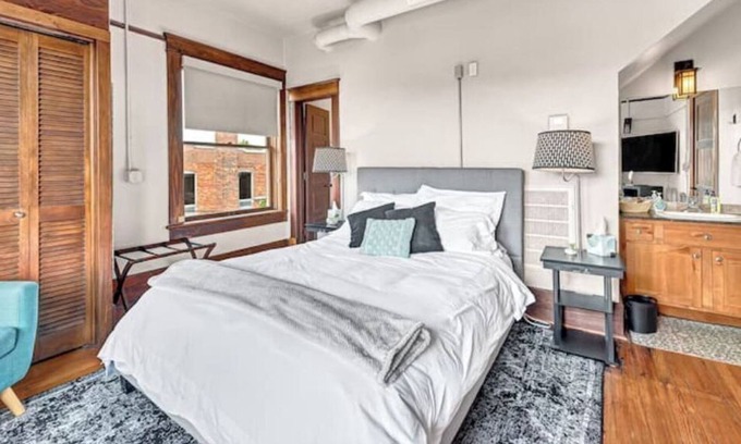 Siloam Springs House | The Uptown Suite @ the Historic Connely Harrington
