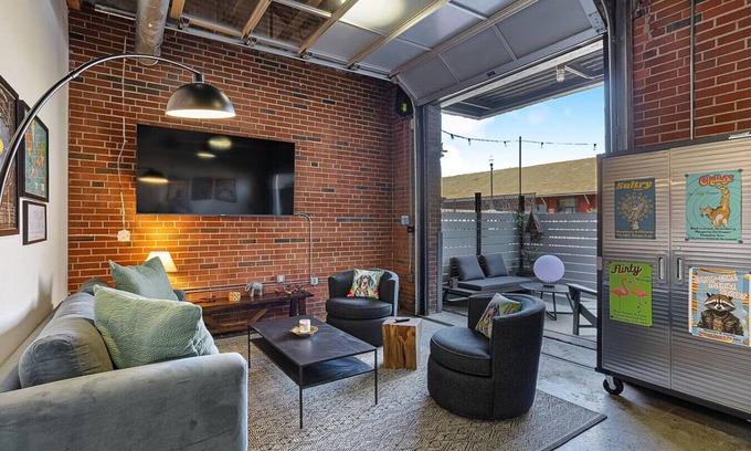 Old City Condo | The Urban Spot ~ Street Level Patio on Jackson