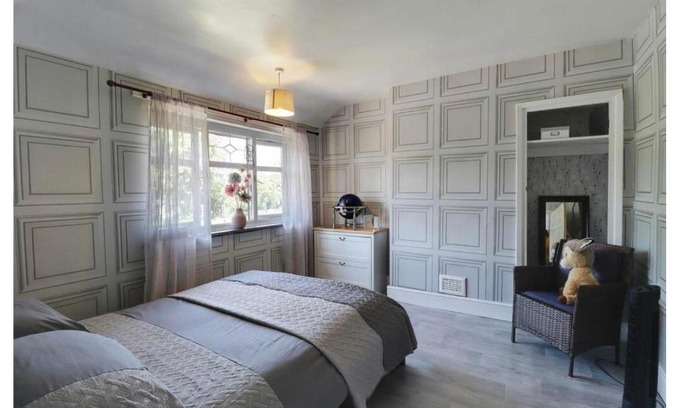 Woodthorpe Apartment | The Vale Guesthouse opposite City Hospital