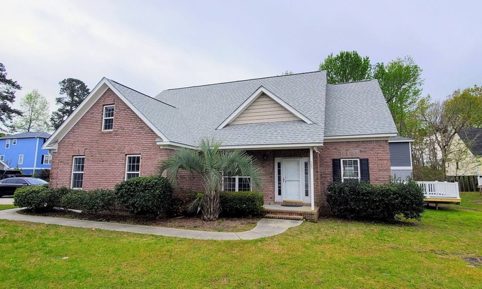 Socastee House | The Valentine - A Large Cozy Home Close To It All