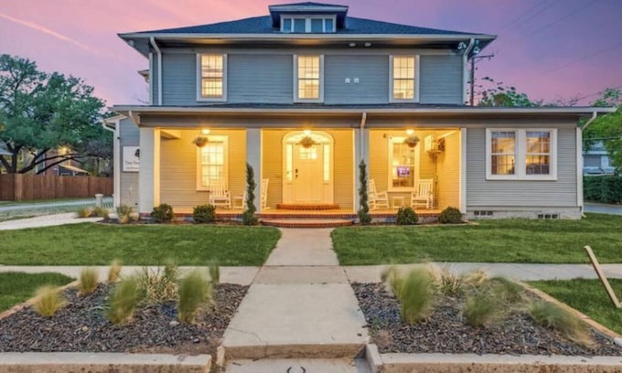 Denton Apartment | The Vanderbilt Mansion Apt 11 Near Downtown and TWU