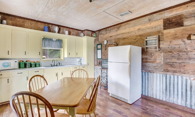 Grand Saline House | The Venue at Three Points - The Cottage