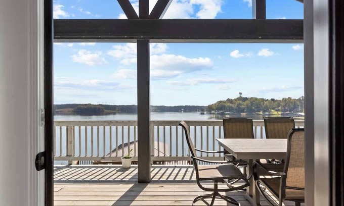 Milledgeville House | The View, 5b/3bth, 2 Game rooms, Hot tub, + MORE