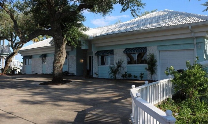 Fulton House | The Villa at D&R Pelican Bay Resort