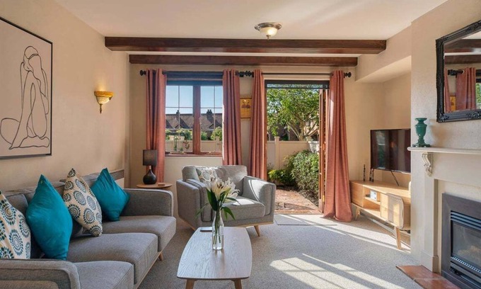 Stoke Apartment | The Village Green Apartment