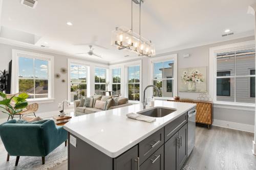 Cannonborough Elliotborough Apartment | The Wando Suite at 122 Spring