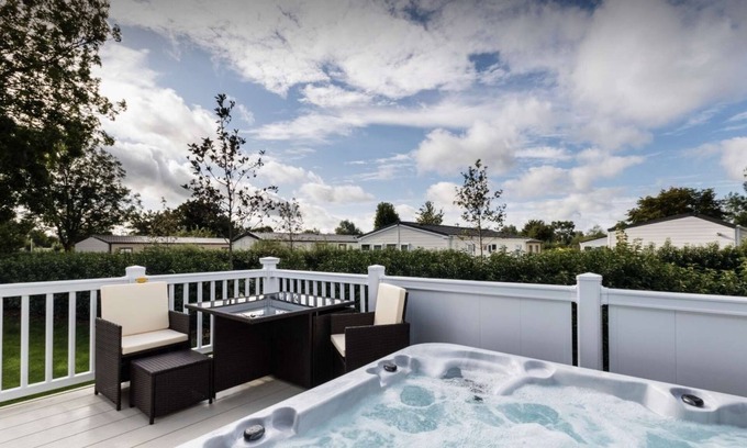 South Cerney House | The Warren, holiday home with Private hot tub