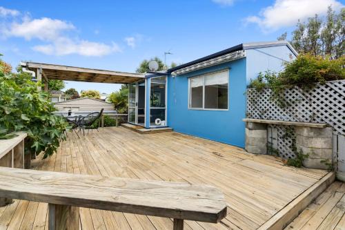 Waikanae House | The Wee Blue Bach - Waikanae Beach Holiday Home