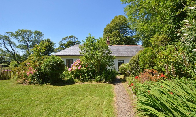 Lostwithiel House | The White Cottage - Three Bedroom House, Sleeps 5
