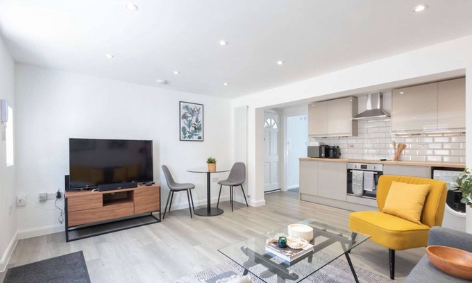 Reading Apartment | The White House Flat by Select SA