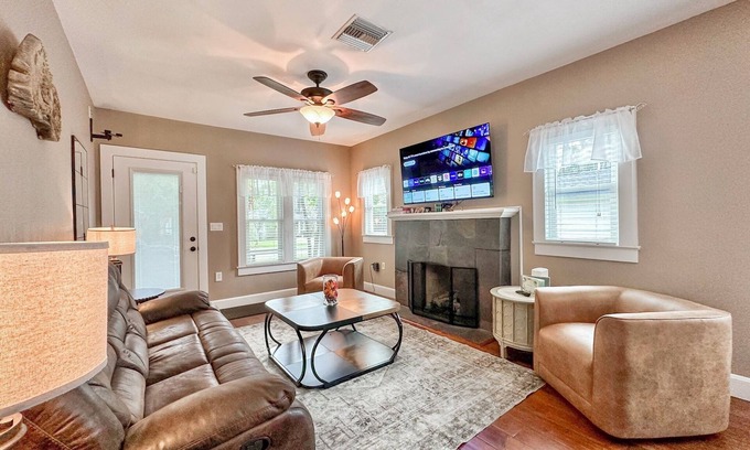 Ocala Cottage | The White Swan - Pool House - Pets Welcome