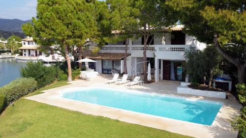 Plepi Villa | The White Villa by Seaviews