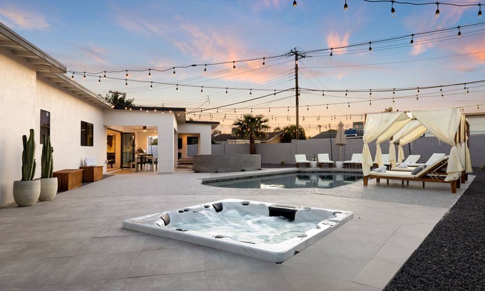 Cranbrooke Manor Villa | The Wilshire: New 7BD/5BA Luxury Villa Retreat [Heated Pool/Hot Tub Included]