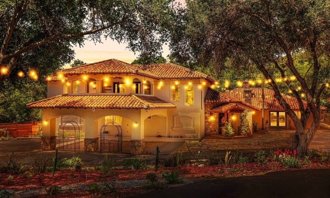 Rainbow CDP House | The Wine Away-Large Home w/Jacuzzi