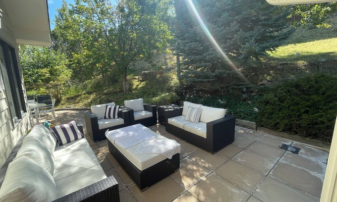 Wonderland Hills House | The Wonderland Retreat- Open Space + Lake view. Close to town & trails. Pool.