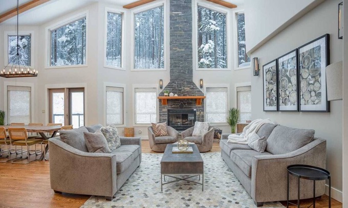 East Kootenay House | The Woods by Simply Kimberley | Mountain Chic and Serene