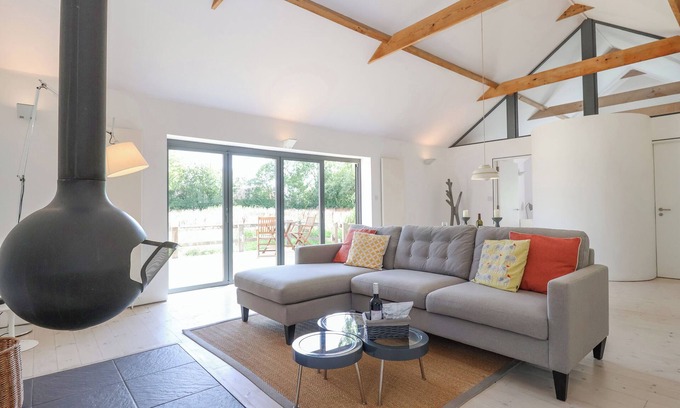 Woodbridge Cottage | THE WORKSHOP, BADINGHAM, romantic, with open fire in Framlingham