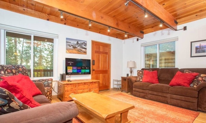 Brockway Cabin | The Yacht St. Hideaway - Walk 2 Kings Beach