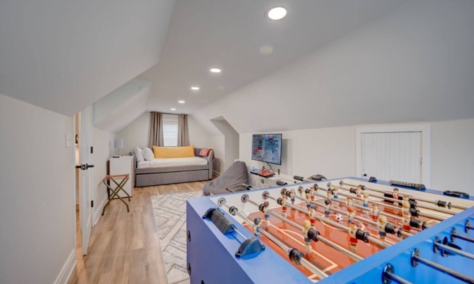 Prestonia House | The Yellow Door! 5 BR! Near the EXPO & Airport!