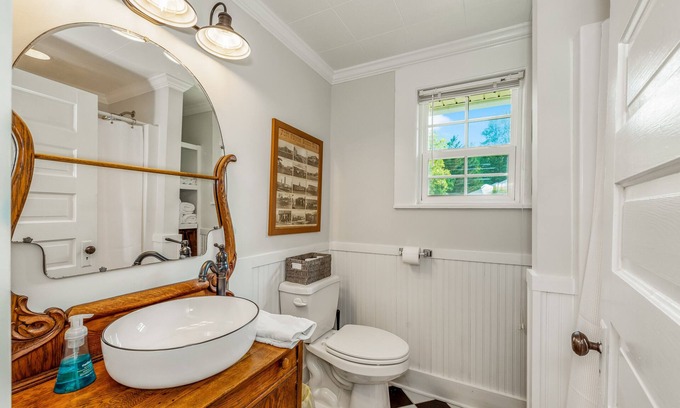Fort Payne Cottage | The Yellowflower Historical Home in a Great Location!