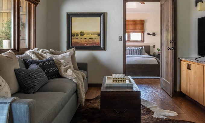 Emigrant House | The Yellowstone River, the beautiful Cutbow Suite and You
