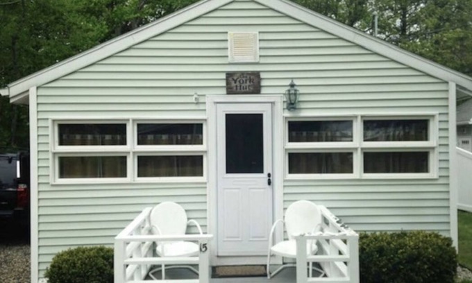 York Beach Cottage | The York Hut is an updated gem just steps to Long Sands! 7min walk to the beach!
