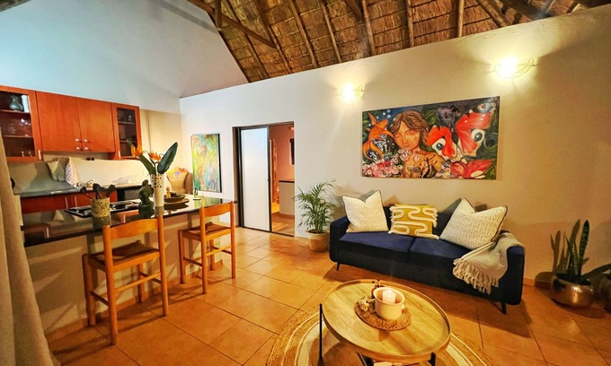 Greater Johannesburg Metropolitan Area Cottage | The "Zen-Den": Subtle Charm & Luxury in Bryanston