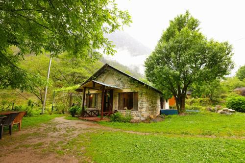 Banjar Resort | Thehraav By The River - Mudhouse Odyssey, Tirthan Valley