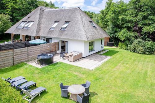De Koog House | Theislandlife Vakantiehuis met privé jacuzzi en 3 B&B kamers